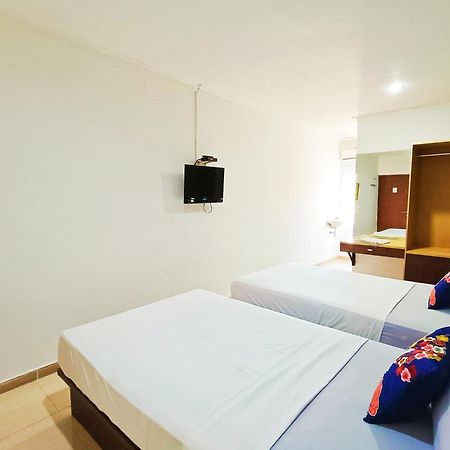 Yutaka Inn Dukuh Kupang Surabaya Exterior foto