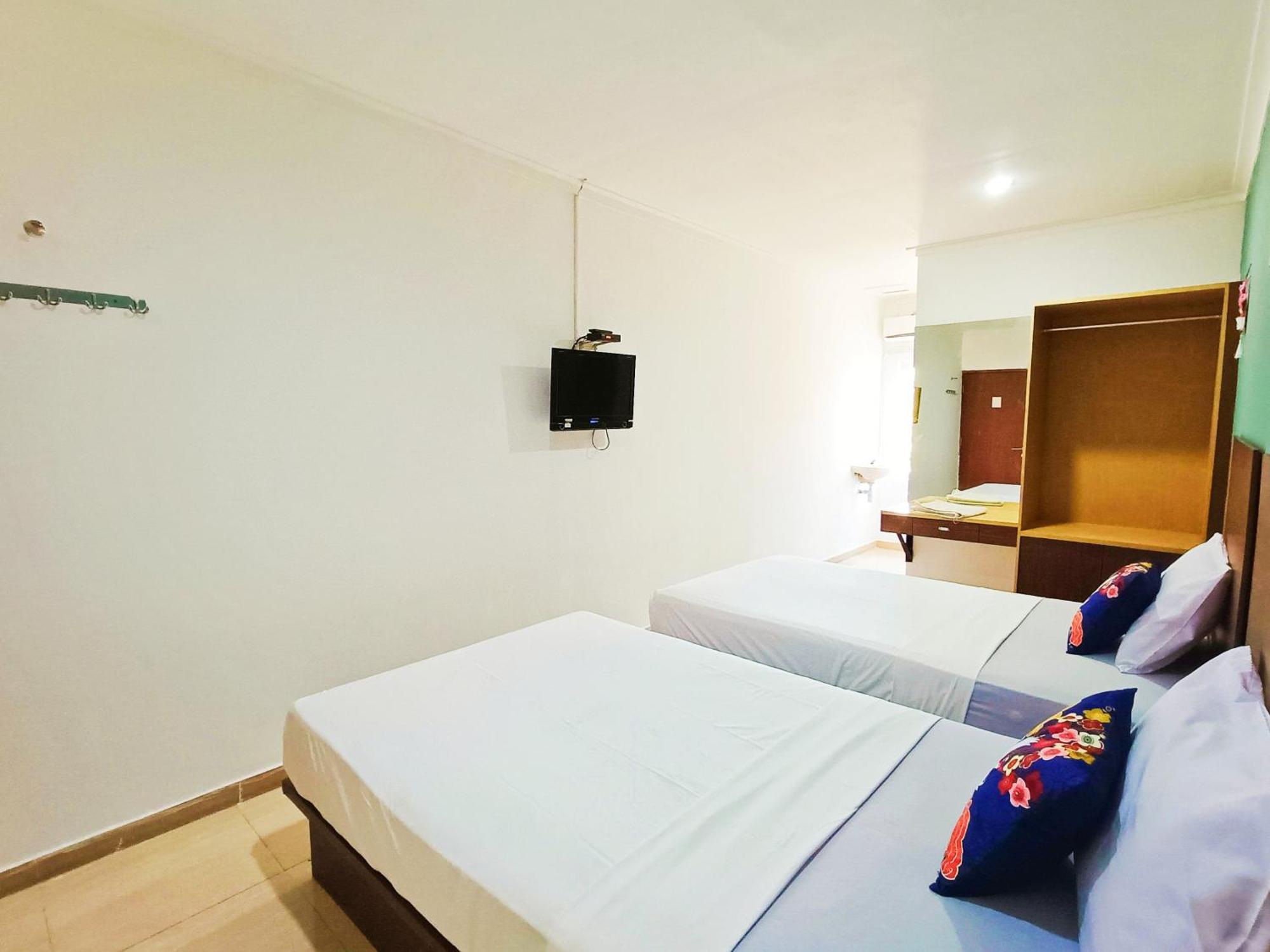 Yutaka Inn Dukuh Kupang Surabaya Exterior foto